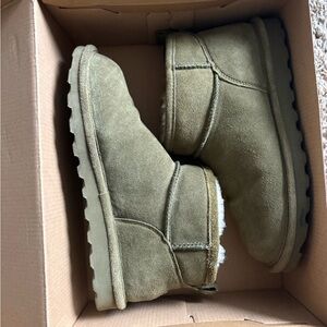 BearPaw Green Suede Women's Ugg style boots